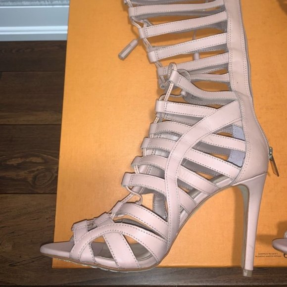 ✨SOLD✨ VINCE CAMUTO ‘OLIVIAN’ Nude Gladiator Heels - Picture 3 of 9